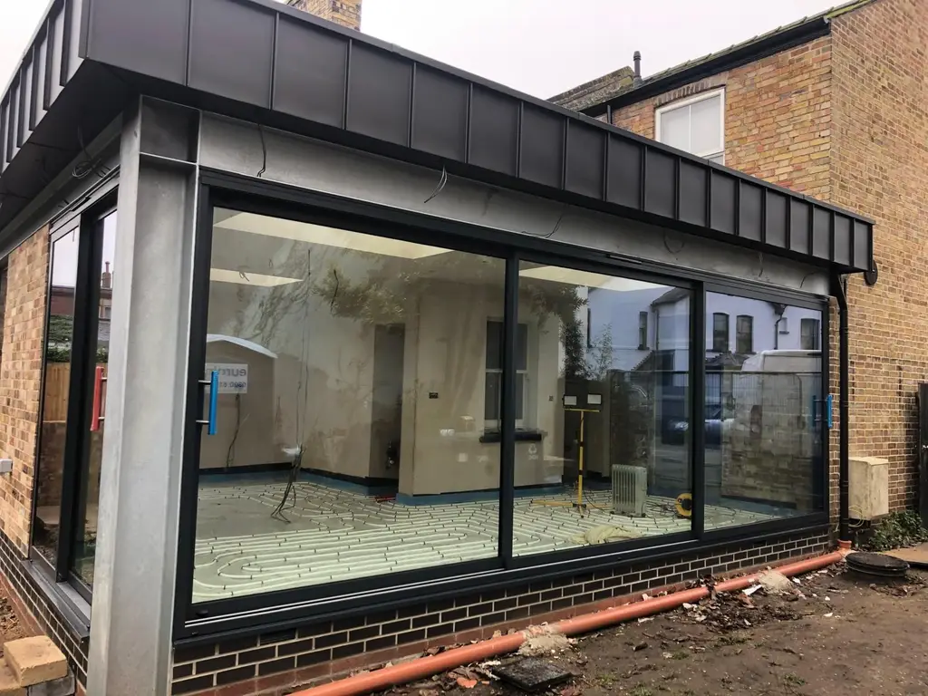 Single storey extension with corner glazing by Carl Dunn Building & Roofing, Cambridge