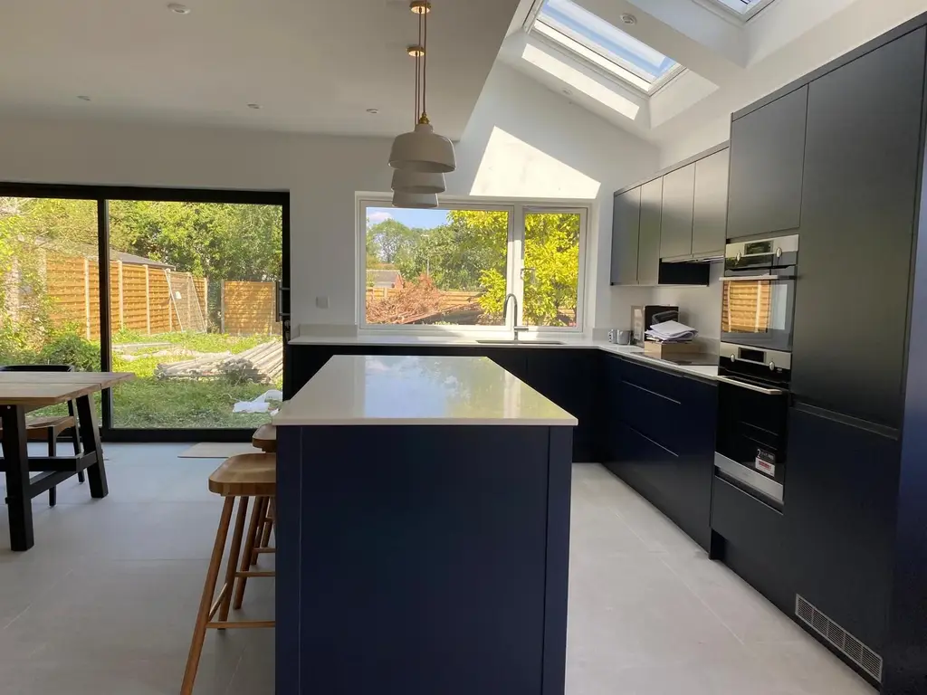 Kitchen extension opening onto the garden by Carl Dunn Building & Roofing, Cambridge